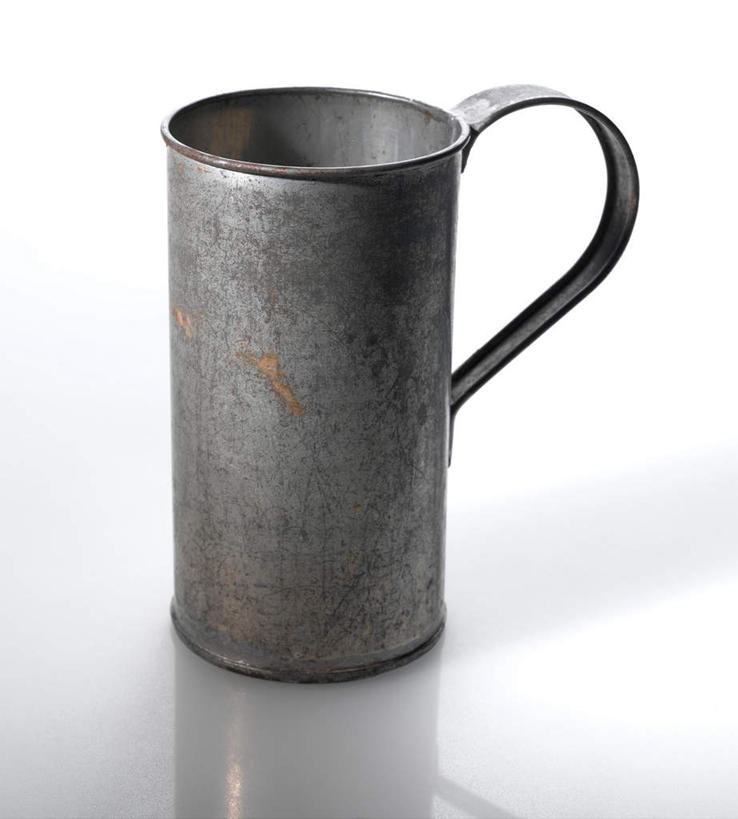 无人,竖图,俯视,室内,特写,白天,白色背景,静物,杯子,金属制品,阴影,反射,金属,影子,银色,一个,把手,马克杯,水杯,摄影,影棚,单个,彩图,高角度拍摄,影棚拍摄,拍摄