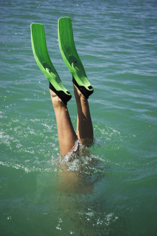 游泳,西方人,儿童,一个人,举,竖图,俯视,室外,白天,泳装,比基尼,纯洁,河流,水,欧洲,欧洲人,仅一个女性,仅一个人,阴影,光线,影子,河水,水流,小孩,阳光,托,仅一个小孩,蛙鞋,可爱,童年,童趣,潜水,脚蹼,潜水装备,童真,烂漫,无邪,浮潜,潜水运动,泅水,拍浮,天真,女孩,女人,女性,白种人,孩子,向上举,向上伸,向上托,半身,彩图,高角度拍摄,三点式,泳衣,女生