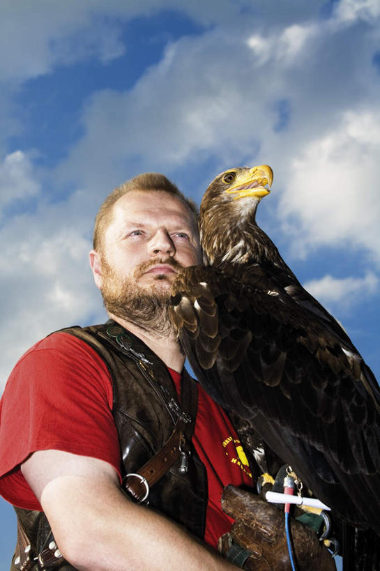 西方人,胡须,一个人,站,竖图,室外,白天,仰视,鸟,野生动物,欧洲,欧洲人,仅一个男性,仅一个人,仅一个中年男性,阴影,服装,光线,鸟类,影子,云,云朵,云彩,注视,一只,衣服,蓝色,白云,蓝天,天空,阳光,动物,天,观察,看,站着,服饰,晴朗,观看,察看,衣着,穿着,关注,白头鹰,凶猛,海雕,白头海雕,美洲雕,衣饰,残暴,凶残,男人,男性,中年男性,白种人,胡子,络腮胡,晴空,站立,半身,彩图,低角度拍摄