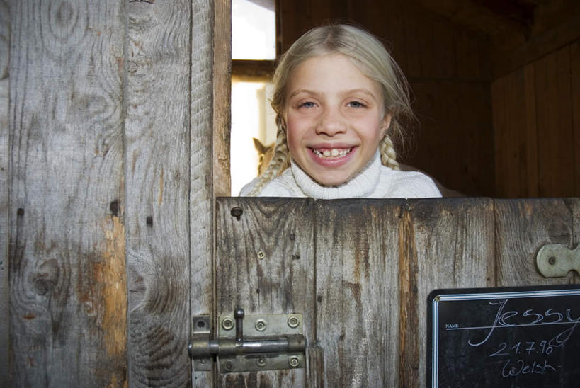 西方人,儿童,一个人,站,笑,微笑,露齿笑,横图,室内,白天,正面,纯洁,欧洲,欧洲人,仅一个女性,仅一个人,服装,注视,小孩,衣服,观察,看,站着,仅一个小孩,可爱,童年,童趣,服饰,观看,马棚,察看,衣着,穿着,关注,童真,烂漫,无邪,衣饰,天真,女孩,女人,女性,白种人,孩子,站立,半身,彩图,女生