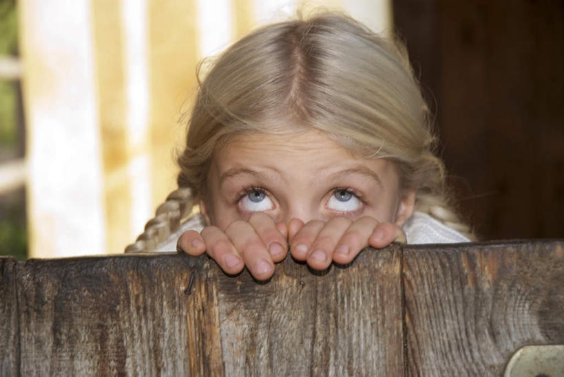 西方人,儿童,一个人,站,横图,室内,白天,正面,纯洁,欧洲,欧洲人,仅一个女性,仅一个人,服装,注视,小孩,衣服,观察,看,站着,仅一个小孩,可爱,童年,童趣,遮,服饰,观看,马棚,察看,遮挡,衣着,穿着,关注,童真,烂漫,无邪,遮盖,遮蔽,衣饰,天真,女孩,女人,女性,白种人,孩子,站立,半身,彩图,女生