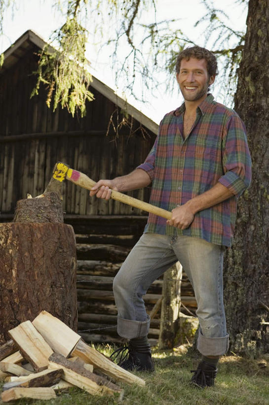 西方人,一个人,家,站,竖图,室外,白天,正面,森林,树林,植物,欧洲,欧洲人,仅一个男性,仅一个人,握,服装,工具,木材,房屋,屋子,树桩,拿,拿着,注视,休闲装,楼房,住宅,树,树木,仅一个年轻男性,衣服,蓝色,绿色,蓝天,天空,自然,天,观察,看,站着,休闲,休闲服,握着,服饰,生长,晴朗,成长,观看,察看,关注,斧头,万里无云,斧子,砍柴,男人,男性,年轻男性,白种人,晴空,晴空万里,站立,半身,彩图,房子