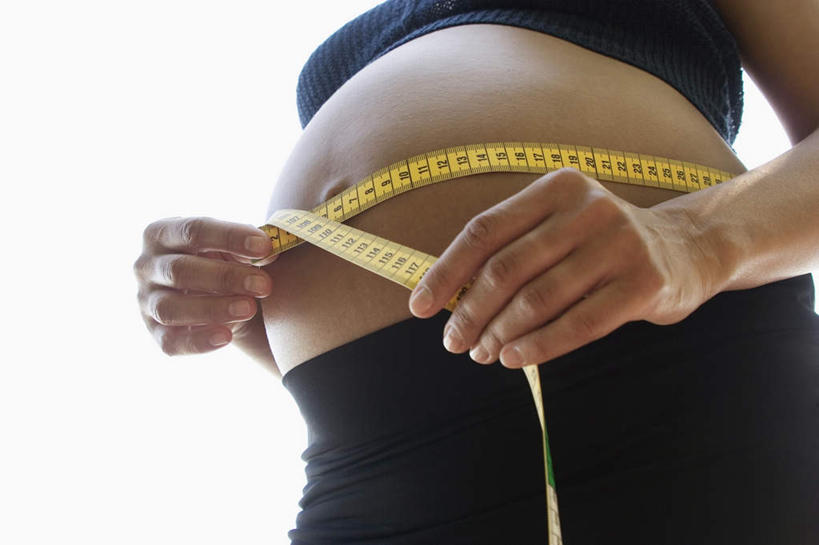 西方人,孕妇,一个人,站,横图,室内,白天,白色背景,正面,装修,建筑,欧洲,欧洲人,仅一个年轻女性,仅一个女性,仅一个人,服装,测量,皮尺,刻度,拿,拿着,休闲装,衣服,尺,软尺,站着,休闲,怀孕,休闲服,摄影,服饰,影棚,测量工具,尺子,待产,量具,量仪,塑料卷尺,妊娠,准妈妈,纤维尺,纤维圆尺,圆尺,年轻女性,女人,女性,白种人,产妇,站立,半身,彩图,影棚拍摄,拍摄