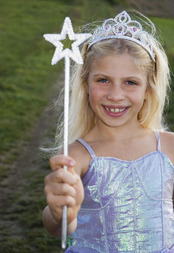 西方人,儿童,一个人,站,笑,微笑,露齿笑,竖图,室外,白天,正面,纯洁,草地,草坪,植物,皇冠,欧洲,欧洲人,仅一个女性,仅一个人,戴,服装,朦胧,模糊,拿,拿着,注视,休闲装,草,小孩,衣服,绿色,观察,看,站着,仅一个小孩,休闲,休闲服,可爱,童年,童趣,服饰,观看,权威,察看,权利,象征,高贵,关注,童真,烂漫,无邪,法杖,地位,权力,统治,权杖,权势,权位,天真,女孩,女人,女性,白种人,孩子,王冠,站立,半身,彩图,女生