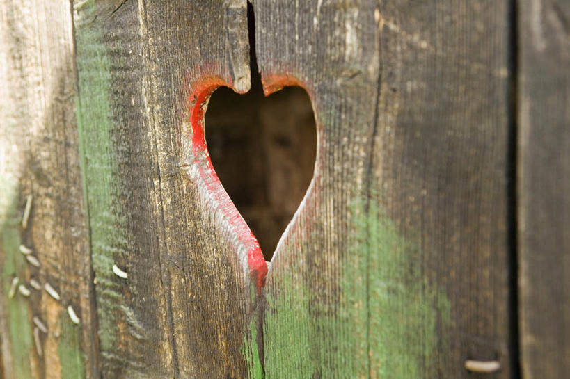 无人,木屋,横图,室外,特写,白天,正面,爱情,门,爱心,浪漫,门框,温暖,温馨,心形,恩爱,和睦,心型,彩图,茅舍,茅屋,棚屋,小木屋,小屋,融洽