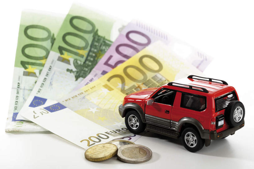 无人,横图,室内,特写,白天,白色背景,正面,游戏,钱,越野车,汽车,玩具,一辆,阴影,反射,钱币,影子,欧元,玩,娱乐,车,红色,交通工具,休闲,益智,钞票,金融,纸币,摄影,影棚,经济,活动,发泄,消遣,智力,载具,吉普车,流通,纸钞,贸易,宣泄,货币,现金,硬币,玩耍,嬉戏,彩图,影棚拍摄,拍摄