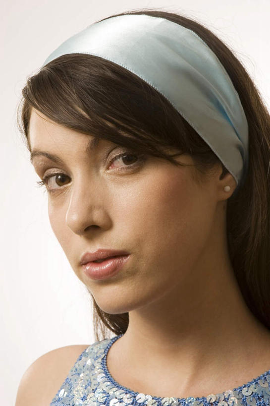 西方人,脸,头,嘴,脸颊,一个人,站,竖图,室内,特写,白天,白色背景,正面,欧洲,欧洲人,仅一个年轻女性,仅一个女性,仅一个人,服装,装饰,注视,休闲装,肩膀,衣服,发箍,发饰,饰品,嘟嘴,观察,看,站着,休闲,休闲服,撅嘴,摄影,服饰,影棚,头箍,观看,察看,关注,发卡,配饰,年轻女性,女人,女性,白种人,头部,脸部,脸蛋,面部,嘴巴,嘴唇,站立,半身,彩图,影棚拍摄,拍摄