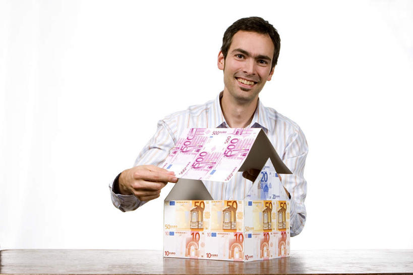 西方人,一个人,商务人士,商务男性,家,坐,笑,微笑,露齿笑,横图,室内,白天,白色背景,正面,衬衫,钱,欧洲,欧洲人,仅一个男性,仅一个人,套装,钱币,房屋,屋子,注视,楼房,住宅,仅一个年轻男性,模型,观察,看,搭建,钞票,金融,纸币,摄影,影棚,经济,观看,察看,关注,商务装,流通,纸钞,贸易,工薪阶层,货币,现金,男人,男性,年轻男性,白种人,白领,上班族,坐着,半身,彩图,影棚拍摄,衬衣,拍摄,房子