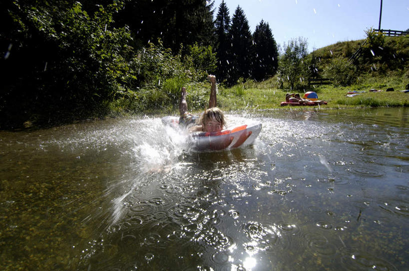 西方人,一个人,跳,笑,微笑,露齿笑,横图,室外,白天,正面,游戏,草地,草坪,河流,水,植物,欧洲,欧洲人,仅一个男性,仅一个人,阴影,飞溅,泳裤,溅,光线,液体,影子,河水,水滴,水流,半空,玩,注视,娱乐,裸露,水珠,草,树,树木,仅一个年轻男性,蓝色,绿色,蓝天,天空,阳光,自然,天,观察,看,休闲,气垫床,生长,晴朗,成长,观看,充气床,察看,关注,喷洒,裸,万里无云,男人,男性,年轻男性,白种人,晴空,晴空万里,跳跃,玩耍,嬉戏,彩图,全身