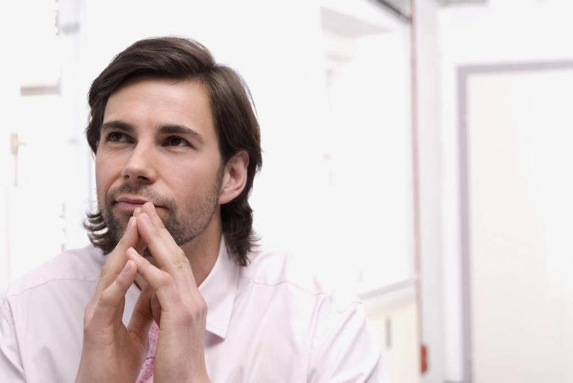 西方人,脸,头,脸颊,手,一个人,商务人士,商务男性,坐,横图,室内,特写,白天,正面,衬衫,欧洲,欧洲人,双手,仅一个男性,仅一个人,仅一个中年男性,套装,领带,祝福,注视,虔诚,观察,看,祈祷,双手合十,手部,观看,察看,象征,庄重,关注,感谢,商务装,身份,合掌,工薪阶层,合十礼,合掌礼,合十,莲华合掌,感恩,正式,地位,男人,男性,中年男性,白种人,头部,脸部,脸蛋,面部,白领,上班族,抬头,仰头,坐着,半身,彩图,衬衣