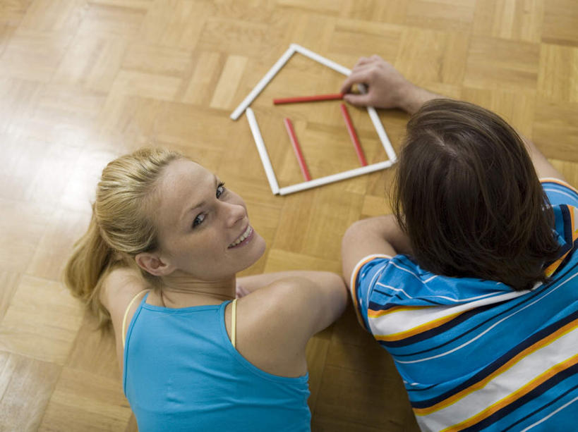 西方人,两个人,家,笑,微笑,露齿笑,横图,俯视,室内,白天,爱情,地板,欧洲,欧洲人,握,服装,木棒,房屋,屋子,地面,浪漫,拿,拿着,扭头,注视,休闲装,楼房,木地板,住宅,衣服,观察,看,趴着,转头,休闲,温暖,温馨,休闲服,恩爱,握着,恋人,服饰,观看,和睦,察看,关注,男人,男性,年轻男性,年轻女性,女人,女性,白种人,情侣,趴,半身,彩图,高角度拍摄,房子,伴侣,融洽