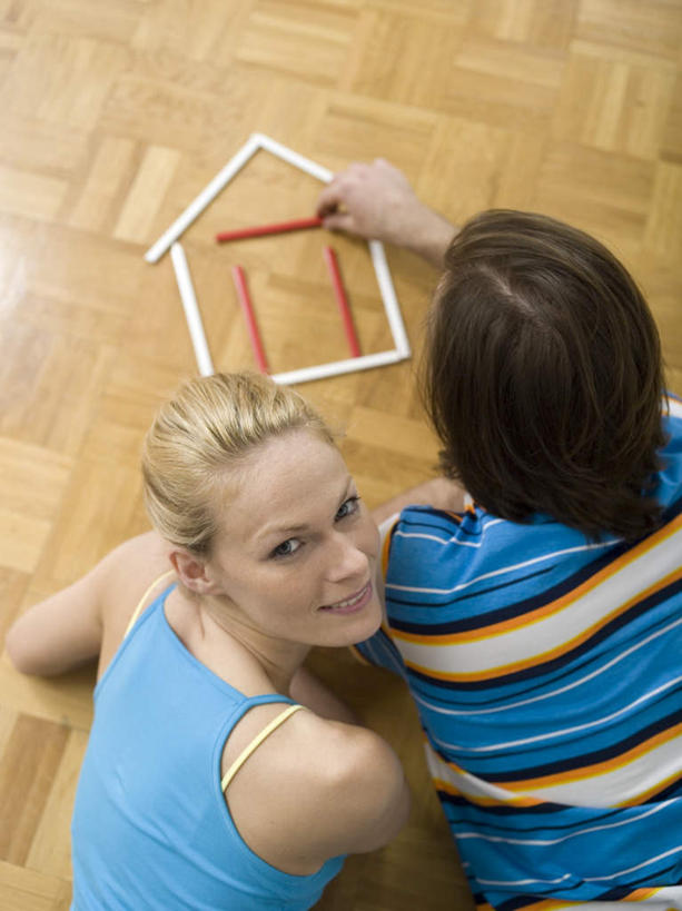 西方人,两个人,家,笑,微笑,露齿笑,竖图,俯视,室内,白天,爱情,地板,欧洲,欧洲人,握,服装,木棒,房屋,屋子,地面,浪漫,拿,拿着,扭头,注视,休闲装,楼房,木地板,住宅,衣服,观察,看,趴着,转头,休闲,温暖,温馨,休闲服,恩爱,握着,恋人,服饰,观看,和睦,察看,关注,男人,男性,年轻男性,年轻女性,女人,女性,白种人,情侣,趴,半身,彩图,高角度拍摄,房子,伴侣,融洽