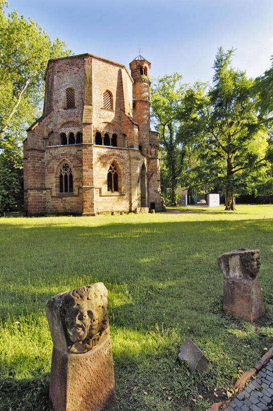 无人,竖图,室外,白天,仰视,旅游,度假,草地,草坪,植物,标志建筑,地标,建筑,德国,欧洲,阴影,节日,光线,影子,文化,娱乐,建设,草,树,树木,蓝色,绿色,蓝天,天空,阳光,自然,天,祈祷,享受,休闲,健康,旅游胜地,放松,许愿,宗教,信仰,生长,晴朗,成长,纪念,祈求,基督教,西欧,天主教,修道院,信念,万里无云,德意志联邦共和国,萨尔州,神学院,修院,隐修院,平安,晴空,晴空万里,彩图,低角度拍摄