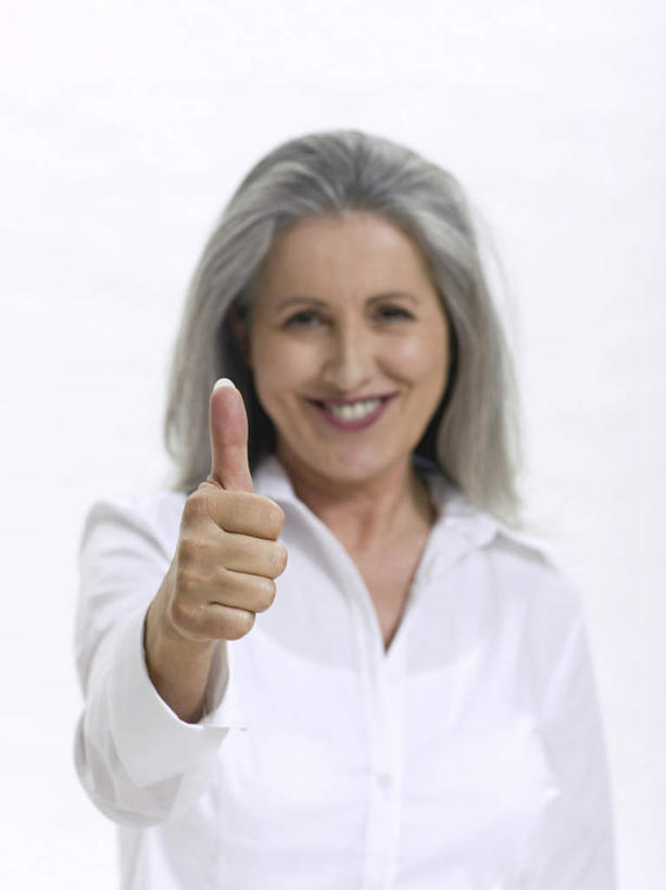 西方人,脸,头,脸颊,手,一个人,站,笑,微笑,竖图,室内,特写,白天,白色背景,正面,欧洲,欧洲人,仅一个女性,仅一个人,服装,测量,注视,休闲装,衣服,白色,观察,看,手势,站着,休闲,手部,休闲服,竖,摄影,服饰,仅一个老年女性,影棚,观看,翘,单手,察看,食指,关注,尺寸,丈量,数量,老年女性,女人,女性,白种人,大拇指,头部,脸部,脸蛋,面部,站立,半身,彩图,影棚拍摄,拍摄