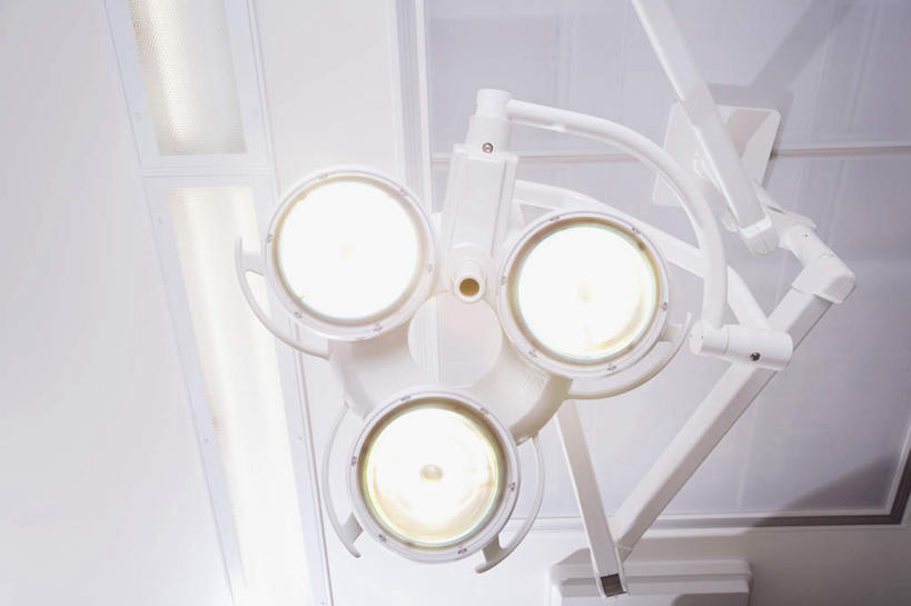 无人,横图,室内,白天,仰视,照明,阴影,光线,影子,灯光,灯,灯具,照亮,手术,手术室,照明设备,无影灯,彩图,低角度拍摄