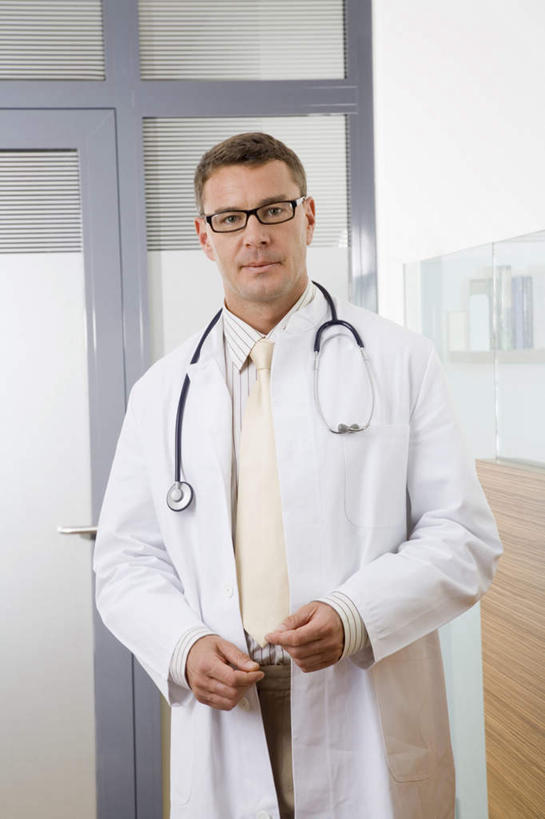 西方人,一个人,医生,站,竖图,室内,白天,正面,欧洲,欧洲人,仅一个男性,仅一个人,仅一个中年男性,戴,眼镜,注视,听诊器,观察,看,站着,医护人员,医疗人员,观看,戴着,察看,医疗设备,白大褂,关注,医疗器械,医疗工具,近视眼镜,检测工具,男人,男性,中年男性,白种人,大夫,站立,半身,彩图