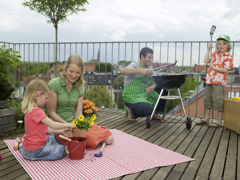 西方人,儿童,四个人,家庭,夫妻,母亲,父亲,女儿,儿子,栏杆,露台,站,说,横图,室外,白天,正面,爱情,烧烤,游戏,纯洁,植物,阳台,帽子,欧洲,欧洲人,戴,握,服装,铲子,云,云朵,围栏,烤架,烤肉,浪漫,拿,玩,云彩,拿着,注视,休闲装,娱乐,运动帽,护栏,树,树木,小孩,衣服,蓝色,绿色,白云,蓝天,天空,自然,天,观察,看,站着,休闲,温暖,温馨,父女,父子,母女,母子,一家人,休闲服,鸭舌帽,铁架,恩爱,父爱,可爱,母爱,童年,童趣,握着,恋人,服饰,生长,晴朗,成长,观看,戴着,和睦,察看,关注,童真,烂漫,无邪,交流,天真,男孩,男人,男性,年轻男性,年轻女性,女孩,女人,女性,白种人,孩子,年轻人,夫妇,情侣,晴空,沟通,讲话,交谈,说话,谈话,玩耍,嬉戏,站立,彩图,全身,露天阳台,伴侣,融洽,男生,女生