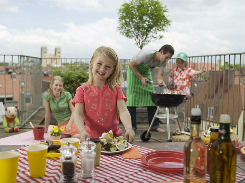 西方人,儿童,四个人,家庭,夫妻,母亲,父亲,女儿,儿子,栏杆,露台,站,说,横图,室外,白天,正面,爱情,烧烤,游戏,纯洁,植物,阳台,帽子,欧洲,欧洲人,戴,握,服装,铲子,云,云朵,围栏,烤架,烤肉,浪漫,夹,拿,玩,云彩,拿着,注视,休闲装,娱乐,运动帽,护栏,树,树木,小孩,衣服,蓝色,绿色,白云,蓝天,天空,自然,天,观察,看,站着,休闲,温暖,温馨,父女,父子,母女,母子,一家人,休闲服,鸭舌帽,铁架,恩爱,父爱,可爱,母爱,童年,童趣,握着,恋人,服饰,生长,晴朗,成长,观看,戴着,和睦,察看,夹着,关注,童真,烂漫,无邪,交流,天真,男孩,男人,男性,年轻男性,年轻女性,女孩,女人,女性,白种人,孩子,年轻人,夫妇,情侣,晴空,沟通,讲话,交谈,说话,谈话,玩耍,嬉戏,站立,彩图,全身,露天阳台,伴侣,融洽,男生,女生