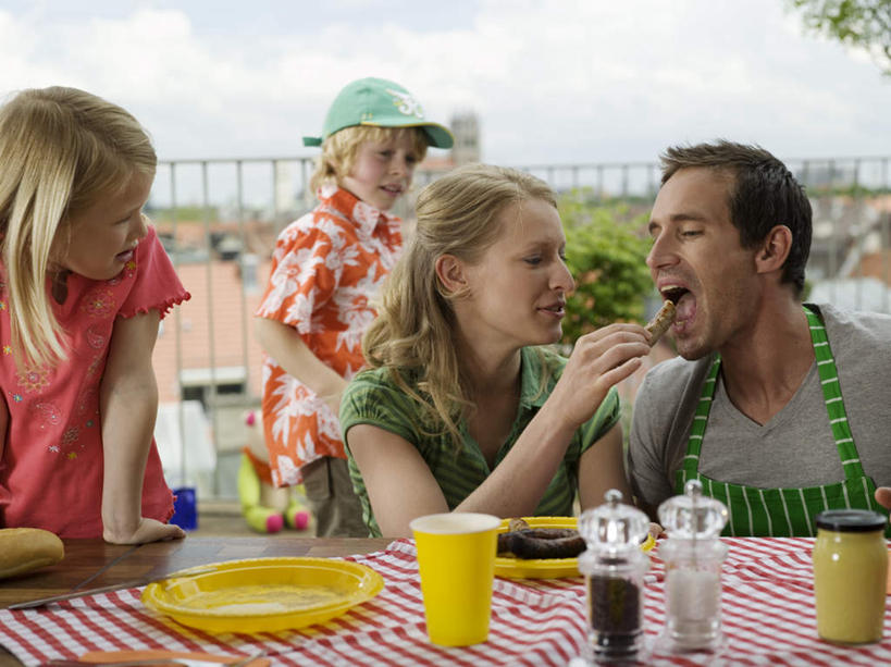 西方人,儿童,四个人,家庭,夫妻,母亲,父亲,女儿,儿子,栏杆,露台,站,坐,横图,室外,白天,正面,爱情,纯洁,植物,阳台,餐具,欧洲,欧洲人,喂食,服装,碟子,盘,云,云朵,围栏,香肠,浪漫,云彩,注视,休闲装,护栏,树,树木,小孩,衣服,蓝色,绿色,白云,蓝天,天空,自然,盘子,碟,天,观察,看,站着,张嘴,休闲,温暖,温馨,父女,父子,母女,母子,一家人,休闲服,恩爱,父爱,可爱,母爱,童年,童趣,恋人,服饰,生长,晴朗,成长,观看,和睦,察看,关注,张大嘴巴,童真,烂漫,无邪,天真,男孩,男人,男性,年轻男性,年轻女性,女孩,女人,女性,白种人,孩子,年轻人,夫妇,情侣,晴空,张开嘴,站立,坐着,半身,彩图,露天阳台,伴侣,融洽,男生,女生