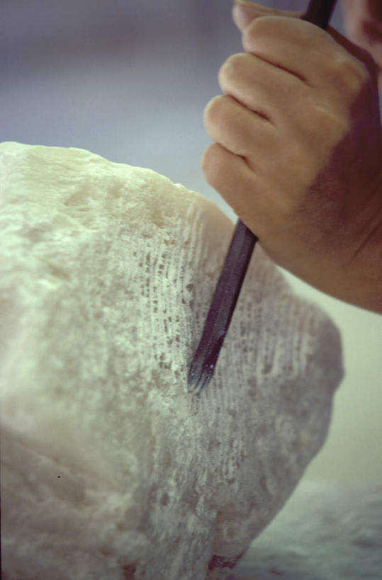 西方人,手,一个人,竖图,室内,特写,白天,正面,雕塑,欧洲,欧洲人,仅一个男性,仅一个人,握,艺术,装饰,雕刻,雕像,工具,刀具,拿,拿着,仅一个年轻男性,工艺品,刀,手部,握着,纪念,单手,美术,刻刀,切割,主题,美工刀,陈列,功能,美学,男人,男性,年轻男性,白种人,半身,彩图