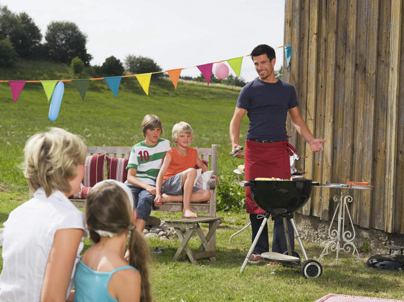 西方人,儿童,中年人,背部,家庭,夫妻,母亲,父亲,女儿,儿子,站,横图,室外,白天,正面,爱情,纯洁,草地,草坪,植物,旗帜,欧洲,欧洲人,五个人,阴影,服装,光线,铲子,烤炉,影子,肉,食品,许多人,浪漫,拿,烧烤架,拿着,注视,休闲装,肉类,草,食物,小孩,衣服,蓝色,绿色,蓝天,天空,阳光,天,观察,看,站着,一群人,休闲,温暖,温馨,父女,父子,母女,母子,一家人,休闲服,恩爱,父爱,可爱,母爱,童年,童趣,恋人,服饰,晴朗,观看,和睦,察看,关注,肉食,童真,烂漫,无邪,万里无云,天真,男孩,男人,男性,女孩,女人,女性,中年男性,中年女性,白种人,孩子,夫妇,情侣,晴空,晴空万里,半身,彩图,伴侣,融洽,男生,女生