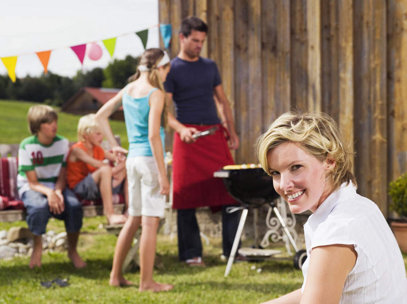 西方人,儿童,中年人,背部,家庭,夫妻,母亲,父亲,女儿,儿子,站,坐,笑,微笑,露齿笑,横图,室外,白天,正面,爱情,纯洁,草地,草坪,植物,旗帜,欧洲,欧洲人,五个人,阴影,服装,朦胧,模糊,光线,铲子,烤炉,影子,食品,许多人,浪漫,拿,烧烤架,拿着,注视,休闲装,草,食物,小孩,衣服,蓝色,绿色,蓝天,天空,阳光,天,观察,回头,看,站着,转头,一群人,休闲,温暖,温馨,父女,父子,母女,母子,一家人,休闲服,恩爱,父爱,可爱,母爱,童年,童趣,恋人,服饰,晴朗,观看,和睦,察看,关注,童真,烂漫,无邪,万里无云,天真,男孩,男人,男性,女孩,女人,女性,中年男性,中年女性,白种人,孩子,夫妇,情侣,晴空,晴空万里,坐着,半身,彩图,伴侣,融洽,男生,女生