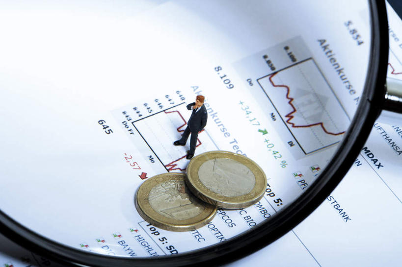 西方人,一个人,无人,商务人士,商务男性,横图,俯视,室内,白天,衬衫,钱,数据,仪器,欧洲,欧洲人,仅一个男性,仅一个人,仅一个中年男性,撑,套装,检查,反射,分析,科学,曲线,放大镜,钱币,人偶,图表,表格,托腮,一个,模型,观察,托,清晰,探索,K线图,金融,摄影,影棚,经济,放大,单个,观看,仔细,统计,透镜,折线,凸透镜,聚焦,关注,托下巴,指标,销售,目标,商务装,业绩,流通,贸易,折线图,工薪阶层,光学,清楚,K线,蜡烛图,货币,现金,硬币,男人,男性,中年男性,白种人,白领,上班族,彩图,高角度拍摄,全身,影棚拍摄,衬衣,拍摄