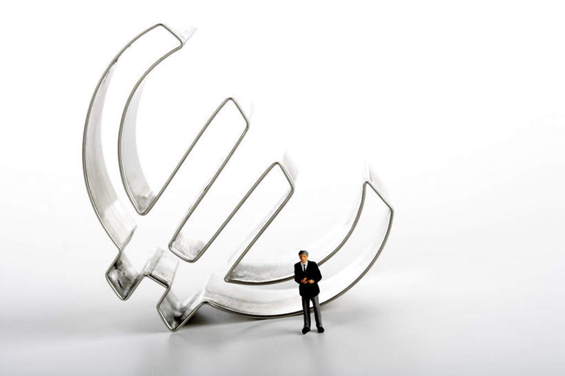 西方人,一个人,无人,站,横图,室内,白天,白色背景,正面,游戏,玩具,欧洲,欧洲人,仅一个男性,仅一个人,仅一个中年男性,阴影,反射,钱币,人偶,影子,玩,注视,娱乐,观察,看,站着,休闲,益智,摄影,影棚,观看,活动,察看,发泄,关注,消遣,智力,宣泄,货泉,钱银,货币,男人,男性,中年男性,白种人,玩耍,嬉戏,站立,彩图,全身,影棚拍摄,拍摄