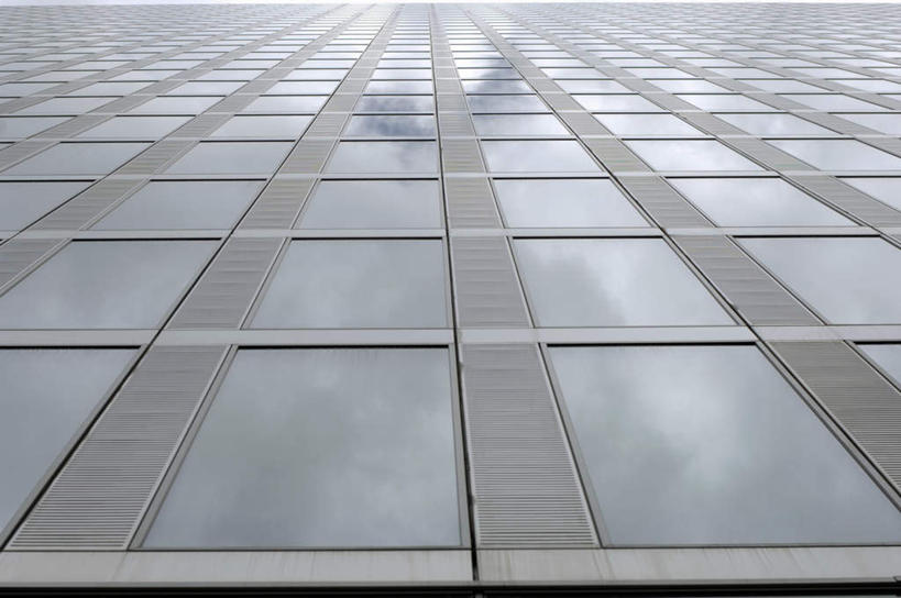 无人,高楼大厦,横图,室外,白天,仰视,窗户,落地窗,建筑,摩天大楼,一排,许多,阴影,整齐,光线,影子,云,云朵,云彩,玻璃窗,排列,蓝色,白云,蓝天,天空,阳光,天,晴朗,队列,玻璃幕墙,晴空,彩图,低角度拍摄,大楼,高层建筑,高楼,摩天楼