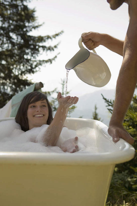 西方人,两个人,夫妻,笑,微笑,露齿笑,竖图,室外,白天,正面,爱情,洗澡,水,植物,欧洲,欧洲人,倒入,阴影,光线,泡沫,液体,影子,水滴,浪漫,注视,水壶,树,树木,蓝色,绿色,蓝天,天空,阳光,自然,浴缸,天,观察,看,恩爱,伸手,恋人,生长,晴朗,成长,观看,察看,提着,关注,万里无云,男人,男性,年轻男性,年轻女性,女人,女性,白种人,情侣,晴空,晴空万里,半身,彩图,伴侣