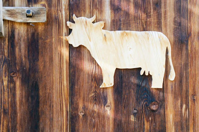 无人,家,栏杆,横图,室外,特写,白天,正面,指示牌,标志,文字,房屋,屋子,围栏,标识,护栏,楼房,住宅,牛棚,彩图,房子