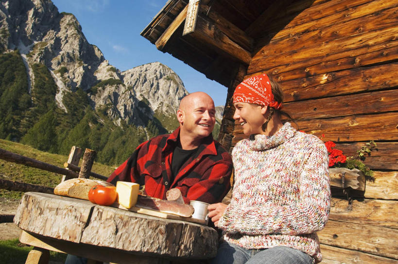 奶酪,西方人,两个人,家庭,夫妻,家,栏杆,坐,笑,微笑,露齿笑,横图,室外,白天,正面,毛衣,爱情,旅游,度假,山,山脉,桌子,蔬菜,西红柿,杯子,欧洲,欧洲人,朦胧,模糊,新鲜,高脚杯,栅栏,房屋,屋子,篱笆,山峰,围栏,肉,食品,红酒杯,山峦,浪漫,拿,拿着,注视,娱乐,火腿,肉类,护栏,楼房,住宅,玻璃制品,食物,蓝天,天空,酒杯,群山,天,观察,看,享受,休闲,温暖,温馨,一家人,恩爱,放松,恋人,有机食品,绿色食品,观看,和睦,察看,奶制品,关注,线衫,肉食,男人,男性,女人,女性,中年男性,中年女性,白种人,情侣,玻璃杯,番茄,玩耍,坐着,半身,彩图,绒衣,套衫,套头毛衣,线衣,房子,伴侣,融洽