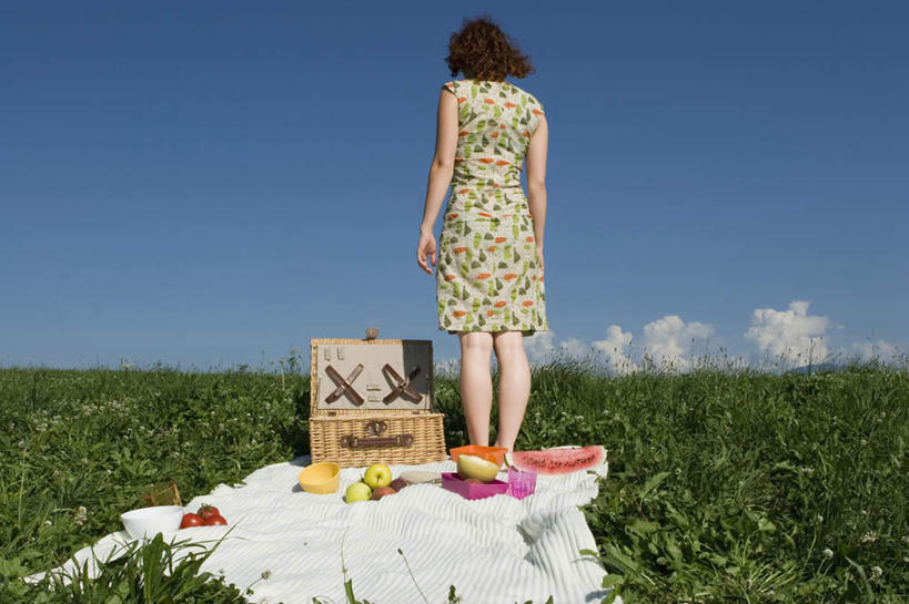 西方人,一个人,站,交叉,横图,室外,白天,裙子,草地,草坪,植物,竹子,欧洲,欧洲人,仅一个女性,仅一个人,阴影,竹制,连衣裙,编织,光线,篮子,影子,坐垫,云,云朵,云彩,草,背面,蓝色,绿色,白云,蓝天,天空,阳光,竹篮,天,站着,仅一个中年女性,晴朗,竹条,交织,竹制品,野餐垫,野餐地毯,多功能毯,食物篮,穿插,女人,女性,中年女性,白种人,晴空,站立,彩图,全身,野餐篮