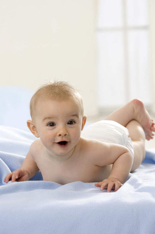 西方人,婴儿,儿童,一个人,笑,微笑,露齿笑,竖图,室内,白天,正面,纯洁,床,欧洲,欧洲人,仅一个人,双人床,床单,注视,被子,尿布,纸尿裤,尿不湿,小孩,观察,看,趴着,张嘴,可爱,活泼,观看,察看,被单,纸尿布,关注,宝宝,张大嘴巴,纯真,烂漫,无邪,纸尿片,伶俐,天真,白种人,孩子,张开嘴,趴,彩图,全身