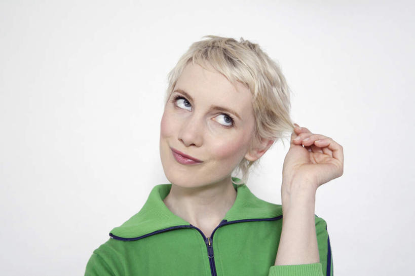 西方人,脸,头,脸颊,手,头发,一个人,站,笑,微笑,横图,室内,特写,白天,正面,欧洲,欧洲人,仅一个年轻女性,仅一个女性,仅一个人,灰色背景,服装,注视,肩膀,衣服,绿色,观察,看,站着,手部,抓,摄影,服饰,影棚,观看,单手,察看,抓着,衣着,穿着,关注,衣饰,年轻女性,女人,女性,白种人,头部,脸部,脸蛋,面部,站立,半身,彩图,影棚拍摄,拍摄