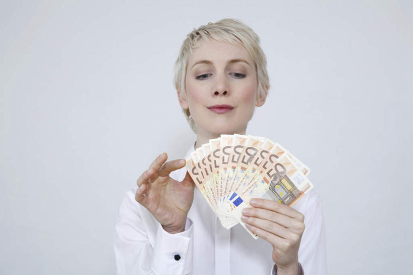 西方人,脸,头,脸颊,手,一个人,站,横图,室内,特写,白天,正面,钱,欧洲,欧洲人,双手,仅一个年轻女性,仅一个女性,仅一个人,一排,许多,握,灰色背景,服装,整齐,钱币,很多,欧元,拿,拿着,注视,肩膀,排列,衣服,白色,观察,看,站着,手部,握着,钞票,金融,纸币,摄影,服饰,影棚,经济,观看,察看,衣着,穿着,队列,关注,盘点,流通,纸钞,贸易,衣饰,货币,现金,年轻女性,女人,女性,白种人,头部,脸部,脸蛋,面部,站立,半身,彩图,影棚拍摄,拍摄,清点