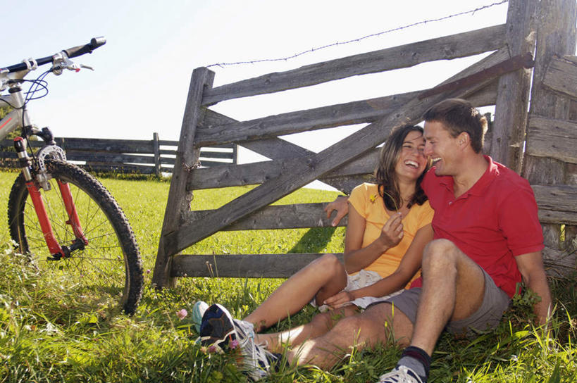 西方人,中年人,两个人,家庭,夫妻,栏杆,坐,笑,微笑,露齿笑,横图,室外,白天,仰视,爱情,锻炼,旅游,度假,运动,自行车,欧洲,欧洲人,阴影,服装,光线,影子,围栏,浪漫,注视,娱乐,护栏,车,脚踏车,衣服,阳光,交通工具,观察,看,享受,休闲,温暖,温馨,一家人,恩爱,放松,恋人,服饰,观看,和睦,察看,衣着,穿着,关注,室外运动,户外运动,衣饰,男人,男性,女人,女性,中年男性,中年女性,白种人,夫妇,情侣,坐着,彩图,低角度拍摄,全身,健身,伴侣,融洽