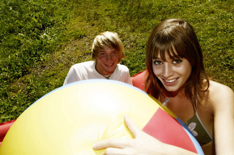 西方人,两个人,笑,微笑,露齿笑,横图,俯视,室外,白天,泳装,比基尼,爱情,旅游,度假,草地,植物,欧洲,欧洲人,阴影,服装,光线,影子,浪漫,娱乐,球,草,衣服,绿色,阳光,充气球,享受,休闲,球体,温暖,温馨,恩爱,放松,恋人,服饰,和睦,衣着,穿着,户外运动,衣饰,男人,男性,年轻男性,年轻女性,女人,女性,白种人,情侣,半身,彩图,高角度拍摄,三点式,泳衣,伴侣,融洽