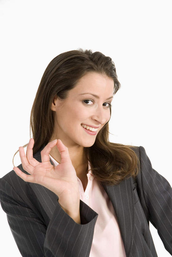 西方人,一个人,商务人士,商务女性,站,笑,微笑,露齿笑,竖图,室内,白天,白色背景,正面,满意,胜利,欧洲,欧洲人,仅一个年轻女性,仅一个女性,仅一个人,套装,注视,观察,看,手势,站着,同意,ok手势,摄影,影棚,观看,察看,关注,商务装,工薪阶层,年轻女性,女人,女性,白种人,白领,上班族,站立,半身,彩图,影棚拍摄,拍摄,同意手势