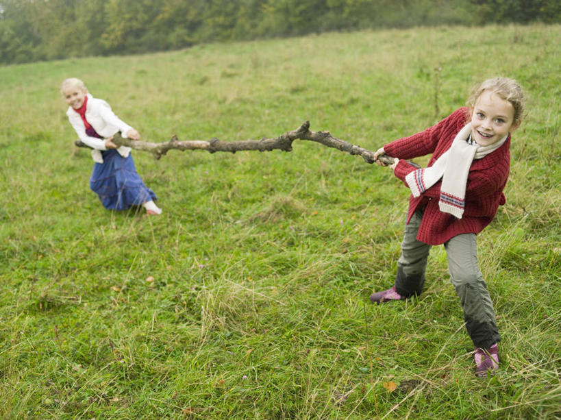 西方人,儿童,两个人,家庭,站,笑,微笑,露齿笑,横图,室外,白天,正面,纯洁,草地,树林,植物,欧洲,欧洲人,拉扯,服装,装饰,注视,草,树,树木,树枝,小孩,衣服,绿色,自然,围巾,观察,看,站着,温暖,温馨,一家人,可爱,童年,童趣,服饰,生长,成长,围脖,观看,保暖,华丽,点缀,和睦,察看,衣着,御寒,穿着,关注,童真,烂漫,无邪,衬托,美观,雅致,雅观,衣饰,天真,女孩,女人,女性,白种人,玩耍,站立,彩图,全身,融洽,女生