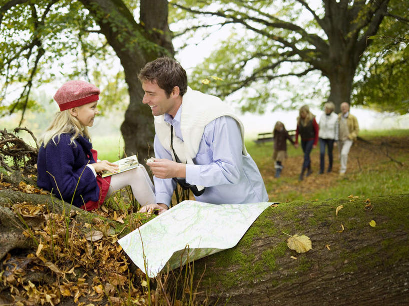 西方人,儿童,中年人,老年人,母亲,父亲,女儿,祖母,祖父,三代同堂,坐,笑,微笑,露齿笑,横图,室外,白天,正面,纯洁,仪器,科技,树林,植物,道路,地图,欧洲,欧洲人,眺望,服装,检查,研究,反射,分析,科学,信息,望远镜,交通,许多人,拿,拿着,注视,方向,祖孙三代,树,树木,小孩,衣服,绿色,自然,观察,看,一群人,温暖,温馨,父女,母女,指南针,父爱,可爱,母爱,清晰,探索,童年,童趣,服饰,生长,放大,奶奶,爷爷,成长,观看,引导,指引,祖孙,仔细,和睦,科研,察看,科学技术,瞭望,聚焦,衣着,穿着,关注,童真,烂漫,无邪,远视镜,瞭望镜,外婆,外孙女,外祖母,外公,外祖父,光学,清楚,双筒镜,双筒望远镜,衣饰,天真,老年男性,老年女性,男人,男性,女孩,女人,女性,中年男性,中年女性,白种人,孩子,全家福,孙女,坐着,彩图,全身,融洽,导航,光学仪器,千里镜,女生,爸爸,多代同堂,妈妈