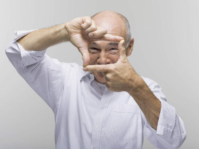 西方人,秃头,一个人,站,笑,微笑,露齿笑,横图,室内,白天,正面,衬衫,欧洲,欧洲人,仅一个男性,仅一个人,灰色背景,测量,注视,白色,观察,看,手势,站着,仅一个老年男性,竖,摄影,影棚,观看,翘,察看,食指,关注,尺寸,丈量,数量,老年男性,男人,男性,白种人,大拇指,站立,半身,彩图,影棚拍摄,衬衣,拍摄