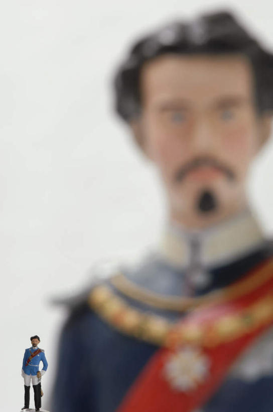 西方人,一个人,无人,站,竖图,室内,白天,白色背景,正面,民族服装,雕塑,欧洲,欧洲人,仅一个男性,仅一个人,仅一个中年男性,阴影,朦胧,模糊,艺术,装饰,反射,雕刻,雕像,影子,注视,工艺品,观察,看,站着,披风,摄影,影棚,观看,纪念,美术,察看,领导,象征,关注,主题,荣誉,陈列,代表,绶带,功能,美学,地位,男人,男性,中年男性,白种人,站立,半身,彩图,影棚拍摄,传统服装,民俗服,拍摄