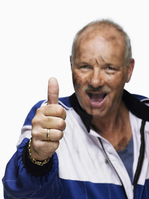 西方人,一个人,站,笑,微笑,露齿笑,竖图,室内,白天,白色背景,正面,运动服,智慧,安全,欧洲,欧洲人,仅一个男性,仅一个人,握,突出,服装,防护,拿,拿着,注视,称赞,表扬,衣服,蓝色,手套,观察,看,手势,站着,仅一个老年男性,竖,握着,摄影,服饰,肮脏,影棚,观看,翘,保护,高,察看,夸奖,衣着,优秀,穿着,关注,保险,赛车手,邋遢,好,妙,顺利,出色,超群,杰出,卓越,奇妙,保全,周全,安稳,安定,防护手套,衣饰,龌龊,污秽,聪明,平安,老年男性,男人,男性,白种人,大拇指,站立,半身,彩图,影棚拍摄,拍摄,运动装