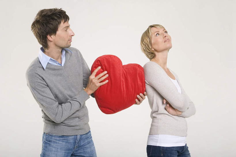 西方人,夫妻,站,双手交叉,横图,室内,白天,侧面,爱情,靠垫,欧洲,欧洲人,握,灰色背景,服装,爱心,靠枕,浪漫,拿,拿着,注视,休闲装,衣服,红色,垫子,枕头,观察,看,站着,休闲,温暖,温馨,心形,休闲服,恩爱,握着,恋人,摄影,服饰,影棚,观看,和睦,察看,双手抱胸,关注,男人,男性,年轻男性,年轻女性,女人,女性,白种人,心型,情侣,站立,半身,彩图,影棚拍摄,拍摄,伴侣,融洽