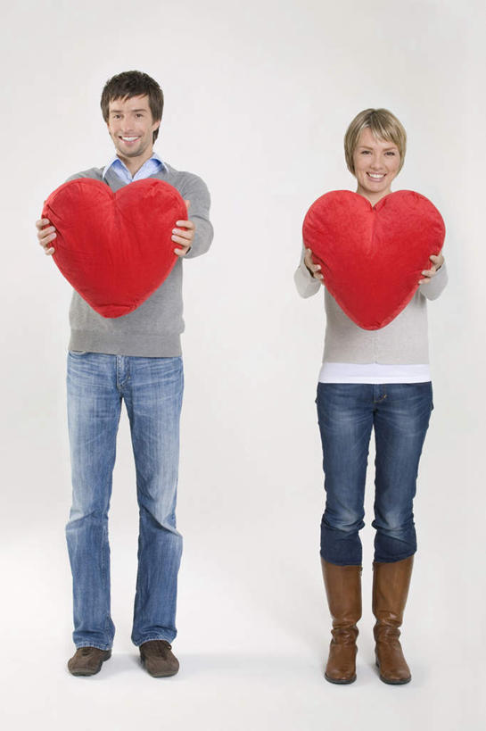 西方人,夫妻,站,竖图,室内,白天,正面,爱情,靠垫,欧洲,欧洲人,握,灰色背景,服装,爱心,靠枕,浪漫,拿,拿着,注视,休闲装,衣服,红色,垫子,枕头,观察,看,站着,休闲,温暖,温馨,心形,休闲服,恩爱,握着,恋人,摄影,服饰,影棚,观看,和睦,察看,关注,男人,男性,年轻男性,年轻女性,女人,女性,白种人,心型,情侣,站立,彩图,全身,影棚拍摄,拍摄,伴侣,融洽