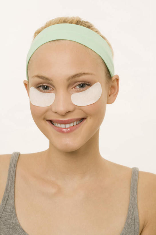 西方人,脸,头,脸颊,一个人,站,笑,微笑,露齿笑,竖图,室内,特写,白天,白色背景,正面,化妆,美容,吊带,欧洲,欧洲人,仅一个年轻女性,仅一个女性,仅一个人,护肤,服装,美白,注视,吊带衫,肩膀,衣服,化妆品,观察,看,清洁,站着,保养,享受,休闲,面膜,放松,去角质,保健,摄影,服饰,影棚,观看,保湿,察看,滋润,眼膜,衣着,护肤品,化妆用品,穿着,关注,去死皮,护肤用品,舒缓,养颜,片状,片状面膜,去污,控油,紧肤,嫩肤,祛痘,去痘,祛角质,抗衰,再生,增白,补水,祛斑,抗皱,防皱,除皱,去皱,衣饰,年轻女性,女人,女性,白种人,头部,脸部,脸蛋,面部,站立,半身,彩图,影棚拍摄,拍摄