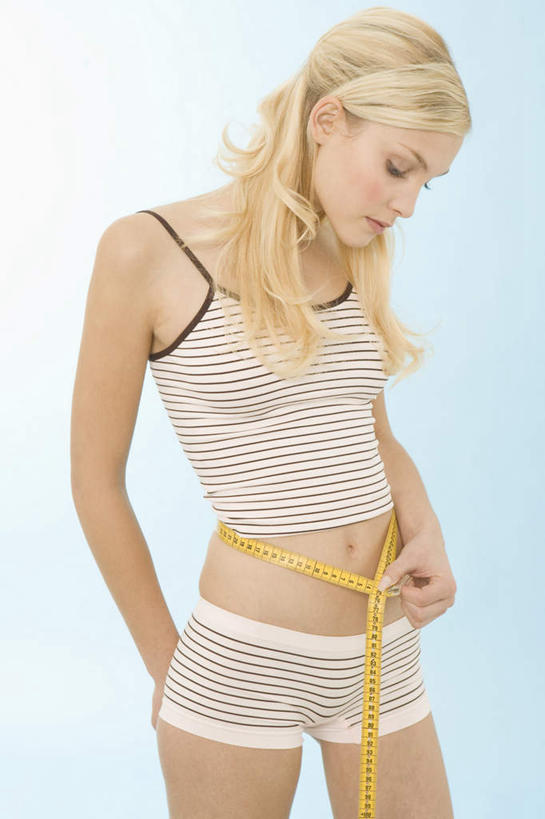 西方人,一个人,站,竖图,室内,白天,白色背景,正面,装修,建筑,吊带,欧洲,欧洲人,仅一个年轻女性,仅一个女性,仅一个人,服装,测量,皮尺,刻度,拿,拿着,注视,吊带衫,衣服,尺,软尺,观察,看,站着,摄影,服饰,影棚,观看,测量工具,尺子,察看,衣着,穿着,关注,量具,量仪,塑料卷尺,衣饰,纤维尺,纤维圆尺,圆尺,年轻女性,女人,女性,白种人,站立,半身,彩图,影棚拍摄,拍摄