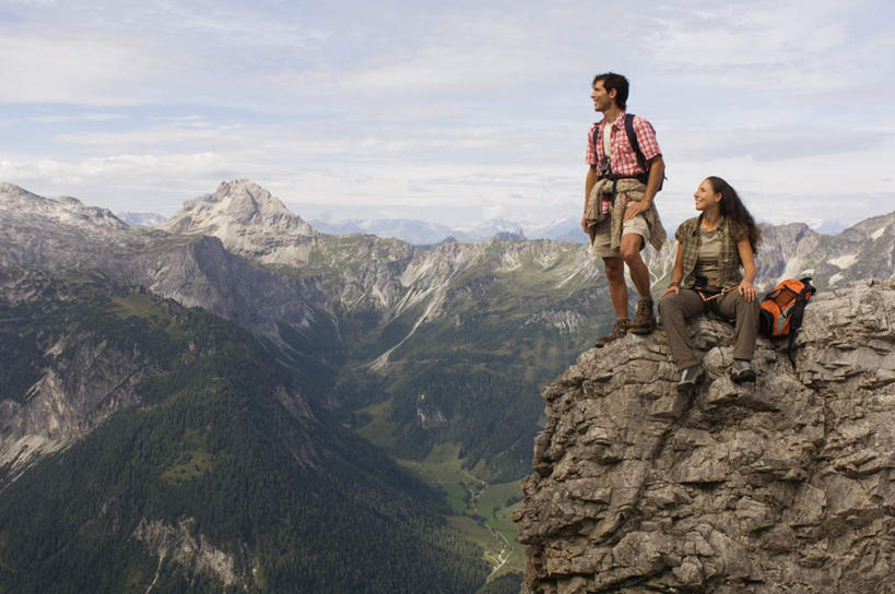 西方人,两个人,家庭,夫妻,站,横图,室外,白天,正面,爱情,山,山脉,欧洲,欧洲人,远视,服装,山顶,山峰,云,云朵,山峦,浪漫,云彩,注视,休闲装,衣服,白云,蓝天,天空,群山,天,观察,看,站着,休闲,温暖,温馨,一家人,休闲服,恩爱,恋人,服饰,观看,和睦,察看,关注,男人,男性,年轻男性,年轻女性,女人,女性,白种人,情侣,站立,彩图,全身,伴侣,融洽