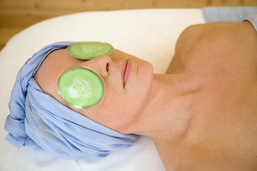 西方人,脸,头,脸颊,一个人,躺,横图,俯视,室内,特写,白天,按摩,化妆,美容,床,黄瓜,蔬菜,欧洲,欧洲人,仅一个女性,仅一个人,护肤,新鲜,美白,纺织物,食品,床单,裸露,肩膀,食物,化妆品,毛巾,清洁,仅一个中年女性,保养,享受,休闲,面膜,放松,去角质,遮,遮掩,SPA水疗,保健,温泉浴场,单人床,有机食品,绿色食品,赤裸,保湿,保暖,滋润,掩盖,遮挡,护肤品,化妆用品,去死皮,裸,护肤用品,舒缓,透气,遮盖,养颜,防水,片状,片状面膜,去污,控油,紧肤,嫩肤,祛痘,去痘,祛角质,抗衰,再生,增白,补水,祛斑,抗皱,防皱,除皱,去皱,掩饰,储水,耐磨,吸水,卧着,女人,女性,中年女性,白种人,头部,脸部,脸蛋,面部,青瓜,胡瓜,矿泉疗养地,躺着,卧,半身,彩图,高角度拍摄,水疗